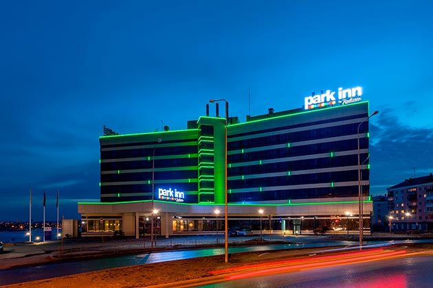 Многоцветная фасадная подсветка отеля Park Inn в Нижнем Тагиле