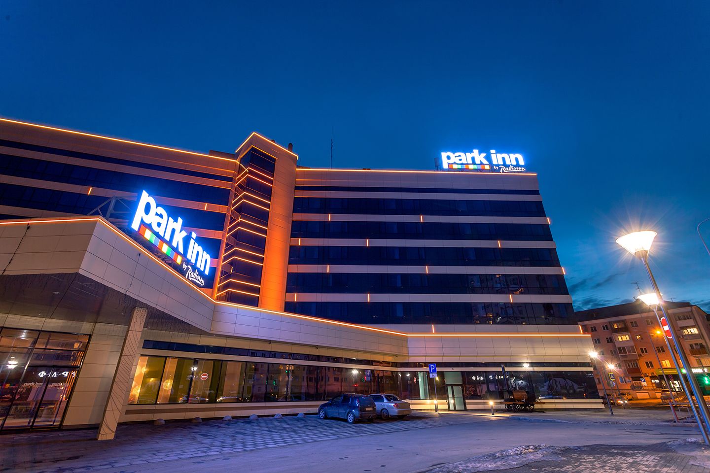 Многоцветная фасадная подсветка отеля Park Inn в Нижнем Тагиле