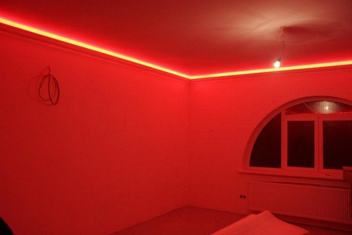 подсветка потолка красной светодиодной лентой