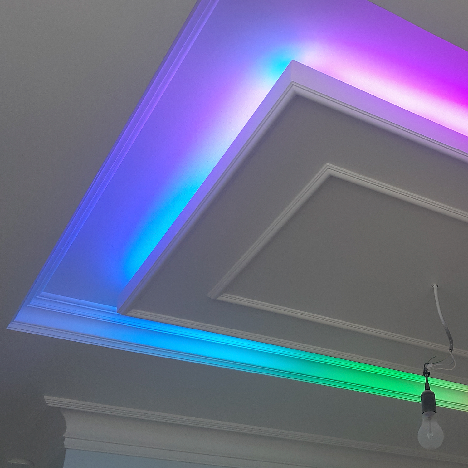 Пиксельная подсветка потолка в квартире